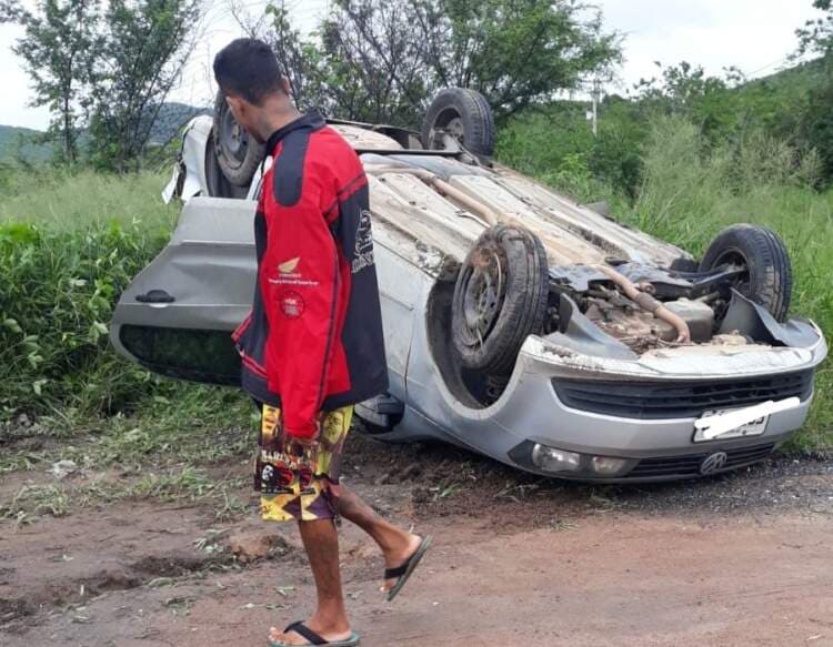 Veículo capota com quatro pessoas na BR-116 em Poções