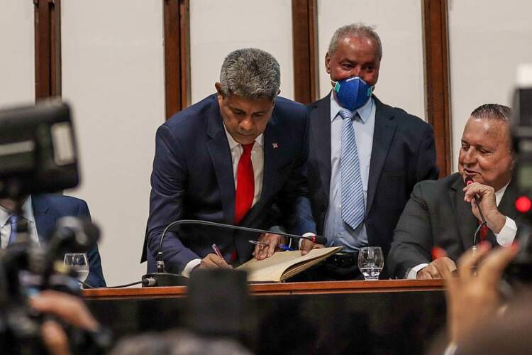Estreante em cargo eletivo, Jerônimo toma posse como governador da Bahia