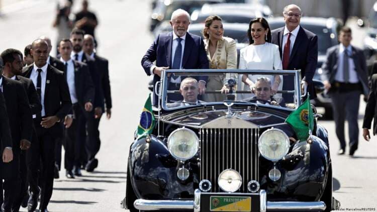 Lula toma posse e sobe a rampa: dezenas de milhares acompanham cerimônia