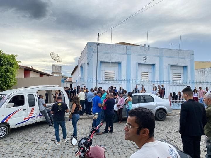 Luto em Poções: Corpo de André da Ótica é velado na Loja Maçônica União e Justiça