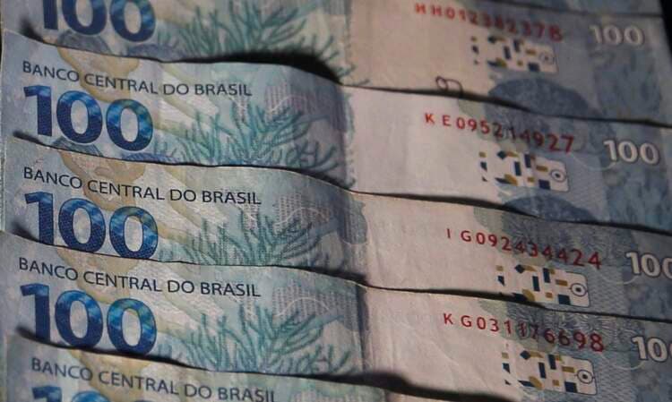 Salário mínimo pode ser reajustado para R$ 1.320 somente em maio