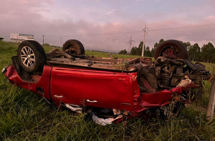 Motorista poçoense capota Caminhonete Hilux na BR-116