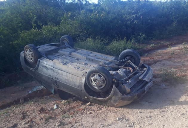 Carros capotam na BA-640 entre Poções e Bom Jesus da Serra
