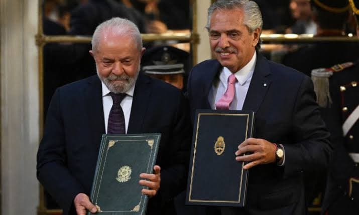 Brasil e Argentina discutem propostas para moeda comum, confirma Lula