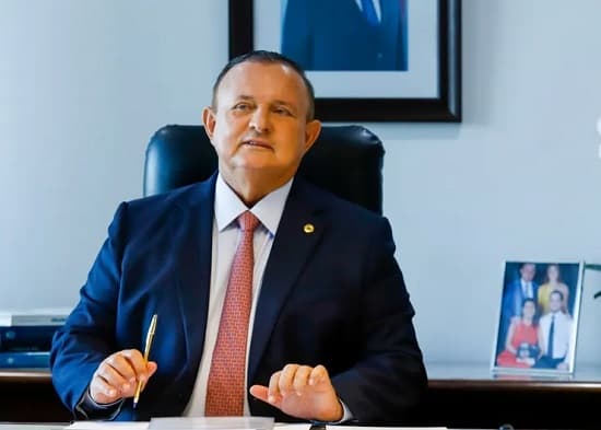 Alba elege nova mesa diretora e Adolfo Menezes é reeleito presidente