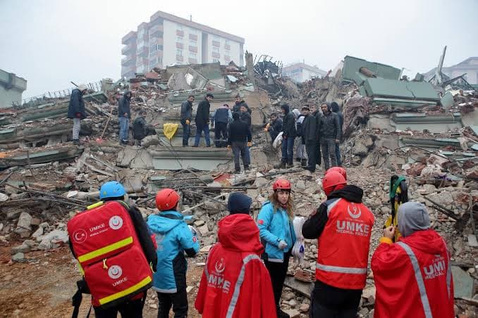 Turquia registra segundo forte terremoto; número de mortos passa de 2,3 mil