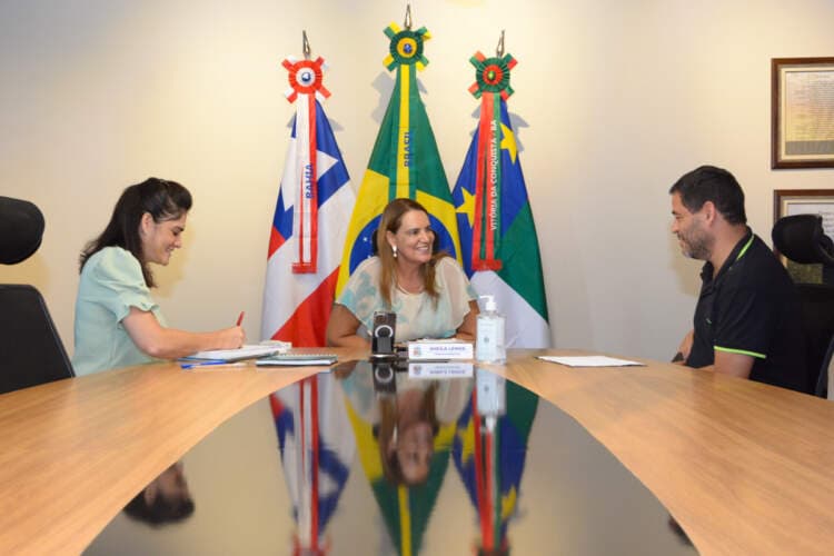 Polo Têxtil é pauta de conversa da prefeita Sheila Lemos com vereador de Poções, Diogo Chulú.