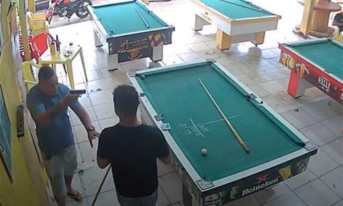 Dupla mata 7 pessoas em bar após perder aposta de sinuca em MT; veja vídeo.