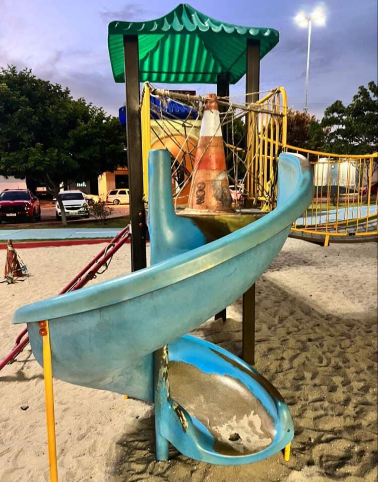 Perigo em Poções: Parque Infantil na Praça da Juventude oferece risco para às crianças.