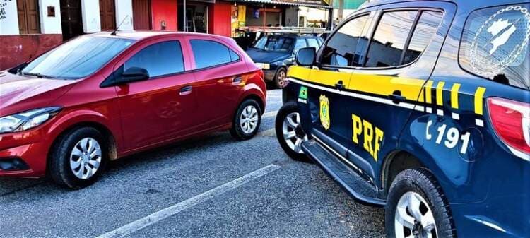 Homem aluga carro roubado em Poções e acaba preso na BR 116 em Manoel Vitorino