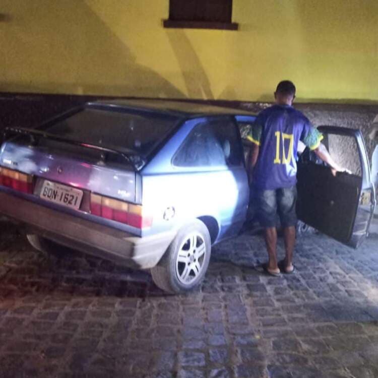 Motorista perde controle e bate veículo em casa no centro de Poções