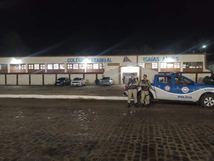 Ameaças de ataques leva a polícia a intensificar as rondas nas escolas.