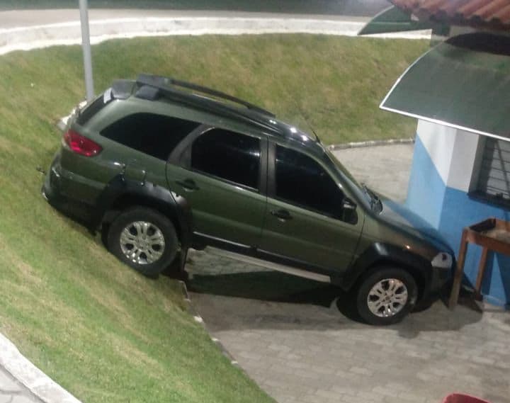 Urgente em Poções: Motorista perde controle e veículo desce talude da Praça Monsenhor Honorato