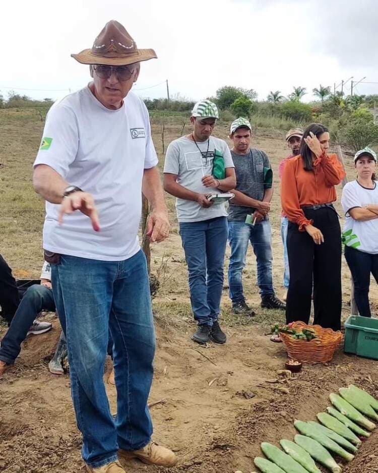 Agrônomo Paulo Suassuma apresenta técnica inovadora de cultivo de palma em dia de campo em Boa Nova