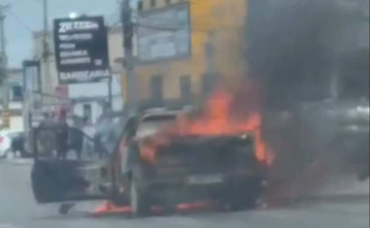 Carro pega fogo na Avenida Integração em Conquista.