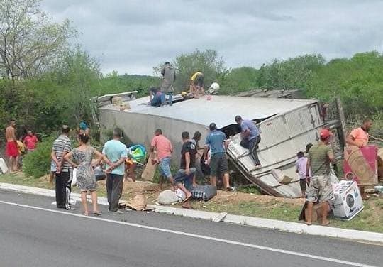 Região de Poções: Quadrilha age saqueando cargas de caminhões na BR-116.