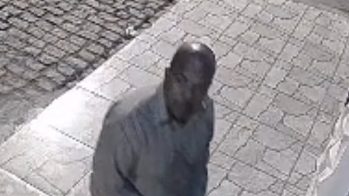 Ladrão arromba lojas no bairro Indaiá em Poções. Assista!