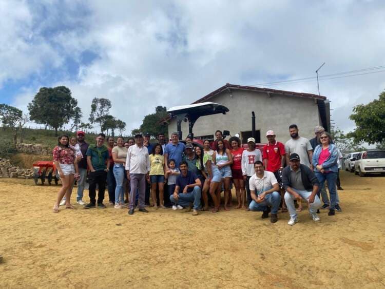 Luciano e Léo entregam mais um trator agrícola em Poções, fortalecendo comunidades rurais