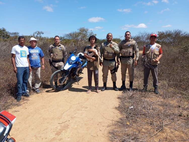 Policiais da 79ª CIPM realizam resgate heróico de cachorro preso em cisterna abandonada em Poções