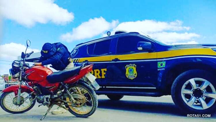 Motocicleta roubada em Salvador é recuperada pela PRF em Poções.