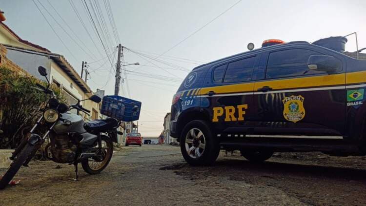 Moto roubada há mais de 13 anos no estado de São Paulo é recuperada pela PRF na BR 116 em Poções