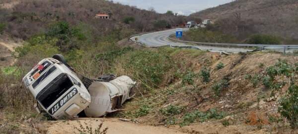 Carreta Tanque carregada de álcool tomba na BR-116 trecho que dá acesso ao povoado do Penachinho