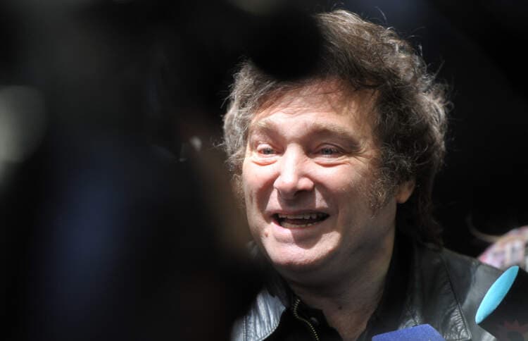 Milei vira sobre Massa, vence eleições e é o novo presidente da Argentina