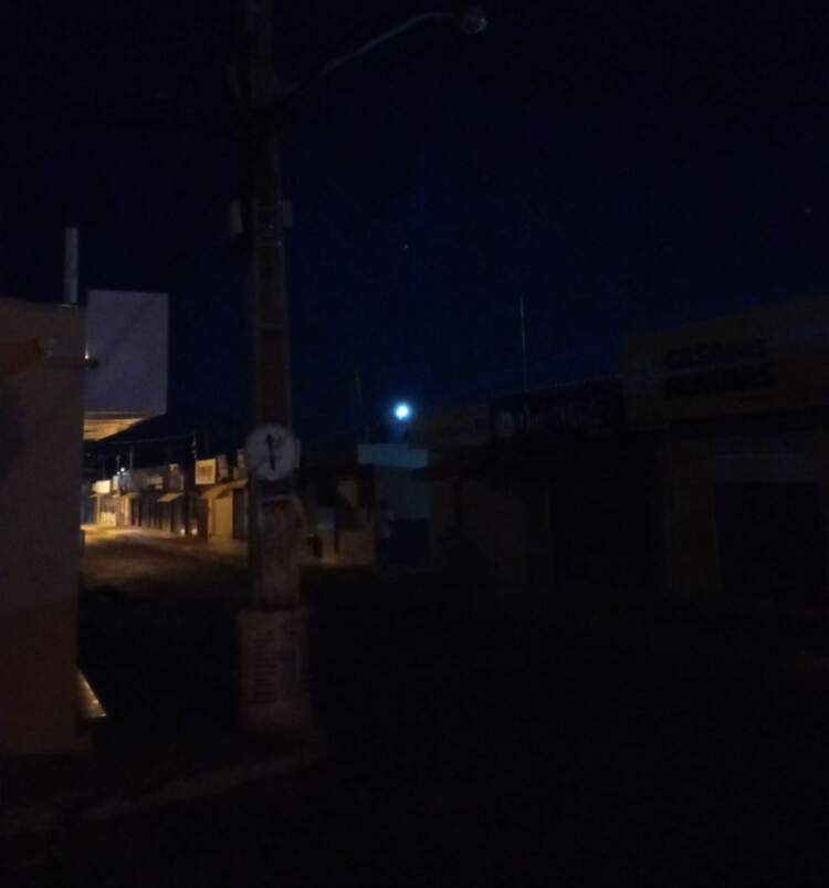 Moradores reclamam de falta de iluminação pública na Praça do Mercado
