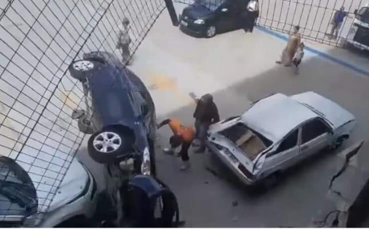 Carro despenca de estacionamento de atacarejo em Vitória da Conquista e deixa uma pessoa ferida;