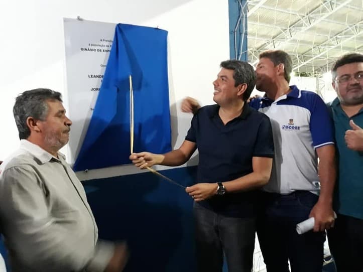 Poções: Após grande reforma, Prefeito Leandro reinaugura Ginásio de Esportes