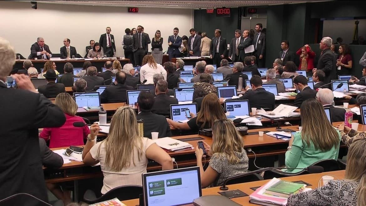 Política: Comissão da Câmara aprova texto-base da reforma da Previdência e vota destaques