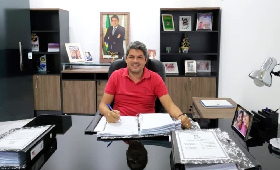 A Casa Tá Arrumada: Prefeito Léo entrega prefeitura com salários em dia, obras em execução e mais de 3 milhões em caixa.