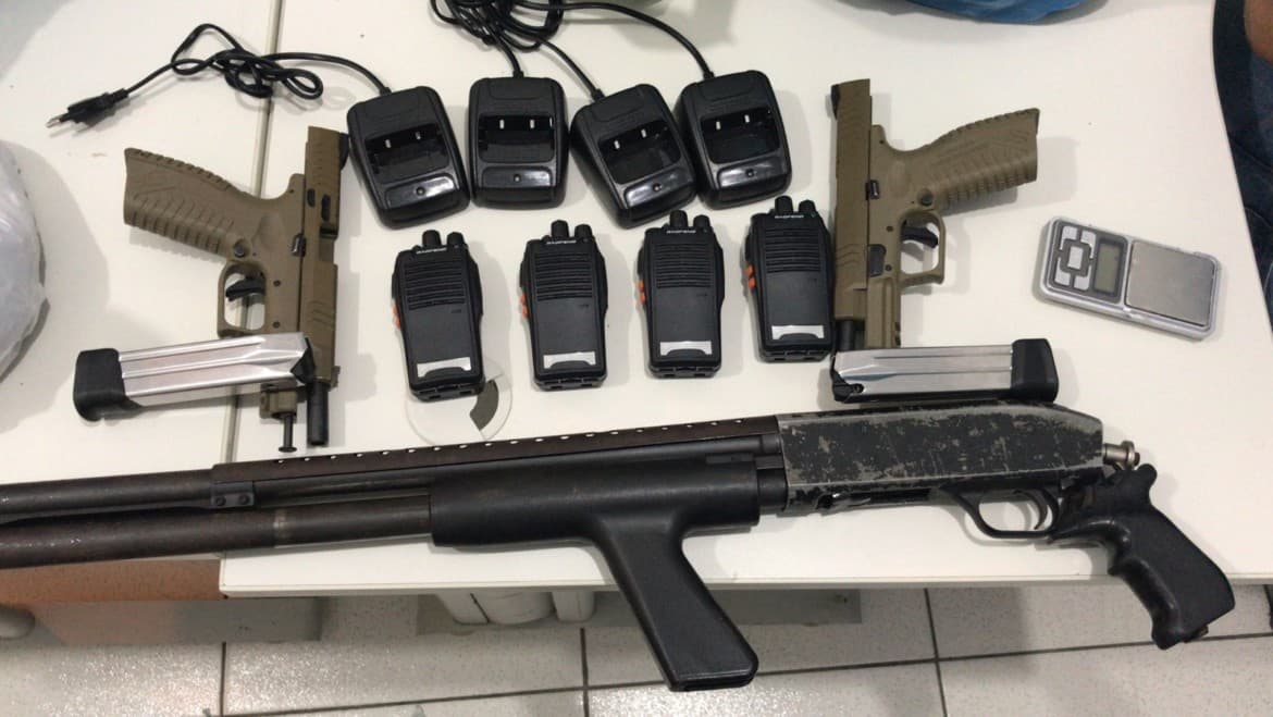 Operação Independência: Policiais civis e miliatres de Iguaí e Ibicuí apreendem grande quantidade de armas, drogas e prende uma mulher em flagrante.