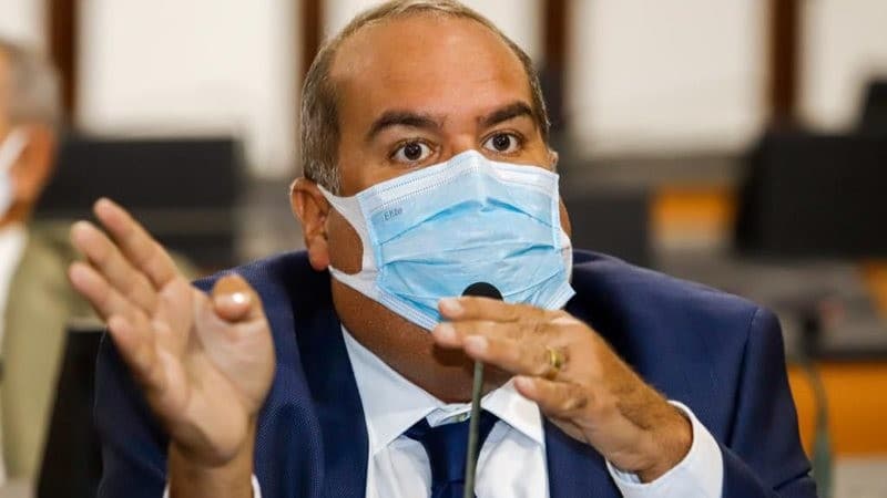 “Enquanto o secretário de Segurança fala sobre maconha, 400 delegados entregam cargos na Bahia”, dispara Sandro Régis