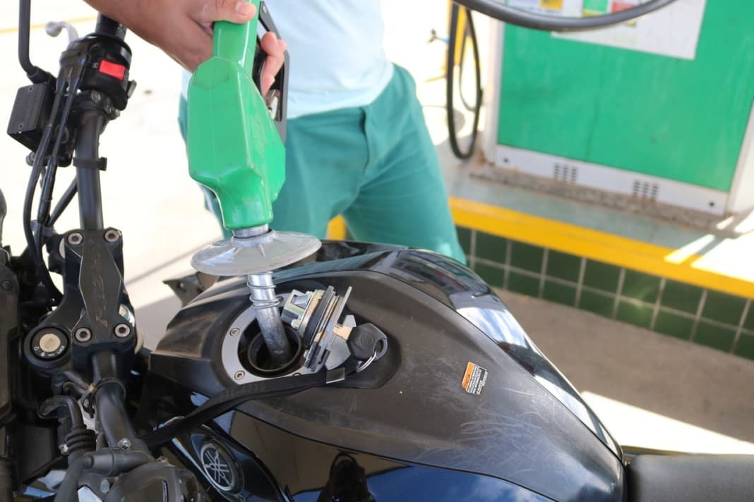 Petrobras reduz preço da gasolina nas refinarias, segundo corte em um mês